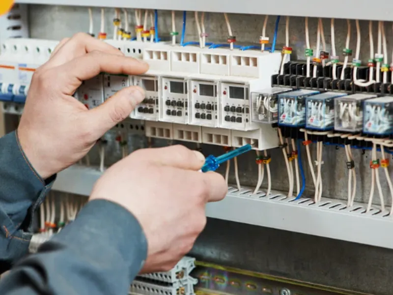Técnico realizando manutenção elétrica industrial - IMS Manutenção